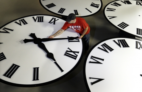 ▲미국 매사추세츠주 메드필드에 있는 한 시계 공장에서 근로자가 서머타임 해제를 앞두고 시계를 조정하고 있다. 올해 미국 서머타임은 3일(현지시간) 오전 2시 해제된다. 메드필드/AP뉴시스
