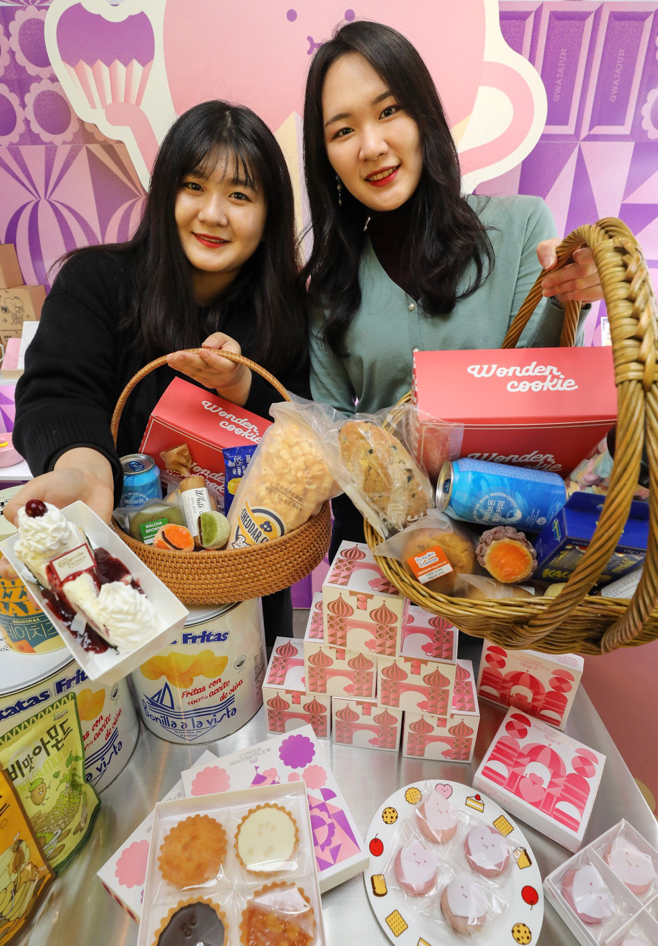 ▲31일 오전 현대백화점 신촌점 식품관에서 진행하는 '과자백화점 2호점' 행사장에서 직원들이 대표 디저트들을 소개하고 있다. (사진제공=현대백화점)