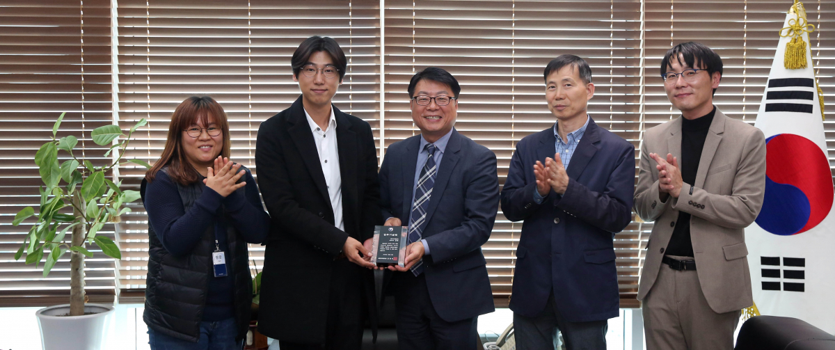 ▲새만금개발청에서 31일 이삭특장차 입주계약을 체결하고 기념촬영을 하고 있다. (사진제공=새만금개발청)