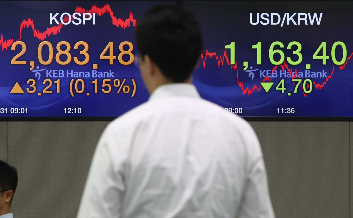 ▲코스피가 3.21포인트 상승한 2083.48로 장을 마감한 31일 오후 서울 중구 KEB 하나은행 딜링룸에서 직원들이 업무를 보고 있다. (연합뉴스)