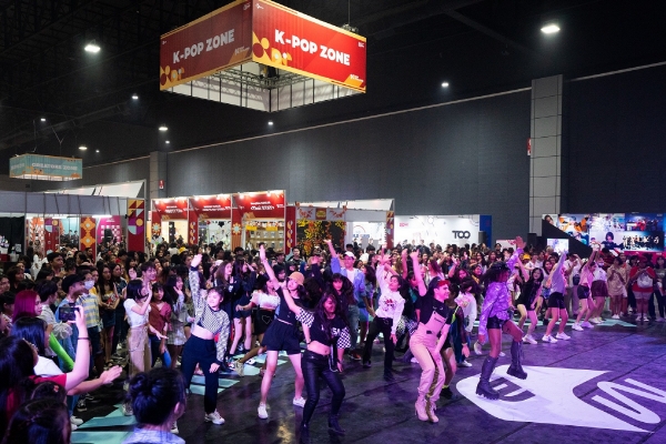 ▲CJ ENM이 지난달 28일~29일 이틀간 태국에서 개최한 ‘케이콘 2019 태국’서 관람객들이 K-팝 가수의 안무를 단체로 따라하고 배우고 있다. 사진제공= CJ ENM
