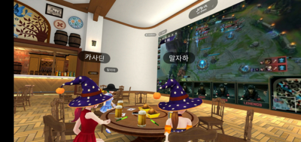 ▲‘점프 소셜 VR’ 서비스에 접속한 이용자들이 e스포츠 중계를 시청 중인 모습. (사진제공=SK텔레콤)