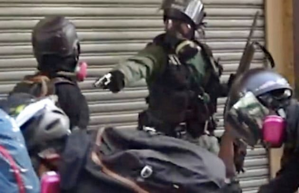▲1일 홍콩에서 경찰이 시위 참가자에게 총구를 겨눈 모습. (페이스북 캡처)