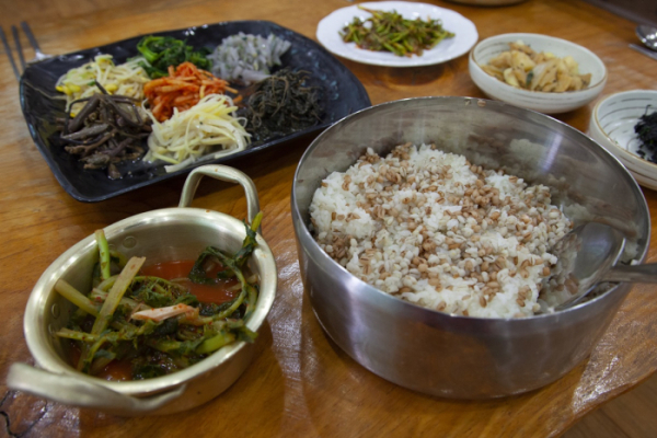 ▲선비마을에서 맛볼 수 있는 보리밥.
