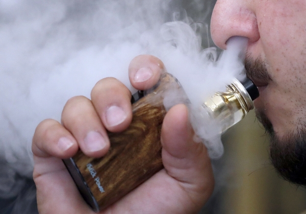 ▲영국 런던에서 한 남성이 액상형 전자담배를 피고 있다. 런던/AP뉴시스
