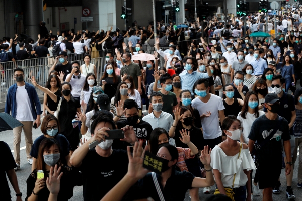 ▲홍콩에서 시위대가 4일(현지시간) 마스크를 쓰고 시위하고 있다. 홍콩 정부는 이날 5일 0시를 기해 공공 집회나 시위에서 마스크나 가면을 쓰는 것을 금지하는 복면금지법을 시행할 것이라고 밝혔다. 홍콩/로이터연합뉴스 
