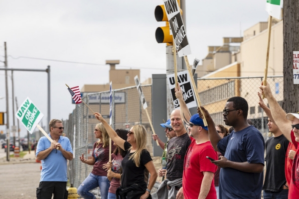 ▲전미자동차노조(UAW) 소속 노조원들이 17일(현지시간) 미시간주 플린트의 제너럴모터스(GM) 공장 앞에서 피켓을 들며 시위하고 있다. 플린트/AP뉴시스 
