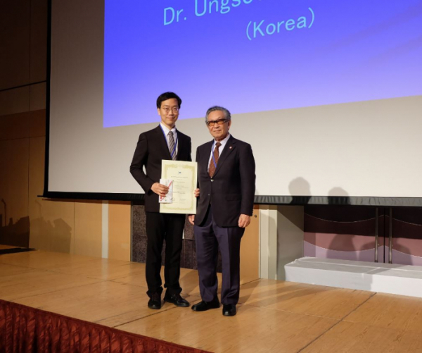 ▲김응수 교수(왼쪽)가 최근 일본 삿포로에서 열린 제 57회 일본신경안과학회 정기총회에서 ‘츠츠이 상(The Tsutsui Prize)’을 수상했다.(건양의대 김안과)