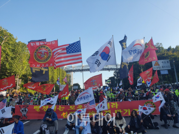 ▲12일 서울 서초구 서초동 서초경찰서 인근에서 맞불 집회가 열렸다.(김종용 기자(deep@))