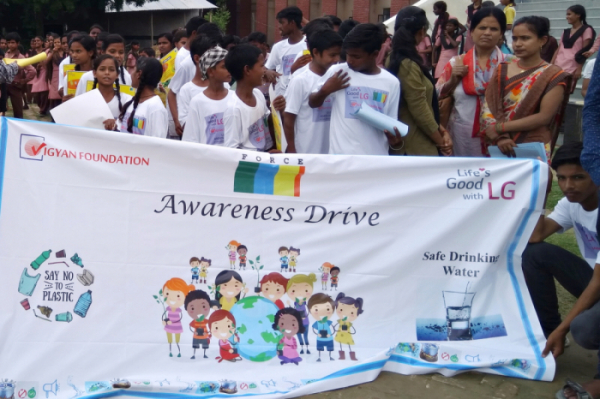 ▲LG전자가 올해 4월부터 인도에서 환경 보호의 중요성을 알리기 위한 ‘LG Agent of Change’ 캠페인을 진행하고 있다. 인도 청소년들이 학교 밖에서 환경보호의 중요성을 알리는 캠페인을 하고 있다.(사진제공=LG전자)
