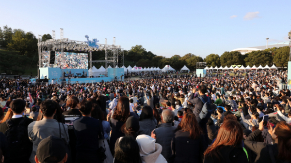▲삼성카드 '2019 홀가분 마켓'이 열린 서울 올림픽공원 무대에서 관람객이 공연을 보고있다.(사진 제공=삼성카드)
