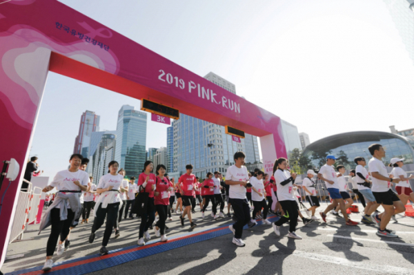 ▲13일 서울 여의도공원 열린 ‘2019 핑크런’ 서울 대회 참가자들이 코스를 달리고 있다.(사진제공=아모레퍼시픽)