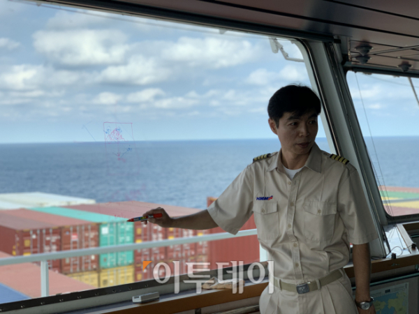 ▲김종대 ‘HMM블레싱호’ 선장이 배의 전반적인 안전 및 운항 전략에 대해 상세하게 설명하고 있다. 하유미 기자 jscs508@