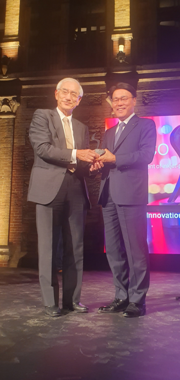 ▲ 포스코 최정우 회장이 세계철강협회 2019 스틸리어워드에서 올해의 혁신상을 수상하고 있다. (사진제공=포스코)