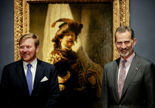 ▲펠리페 6세 스페인 국왕(오른쪽)과 빌럼 알렉산더르 네덜란드 국왕이 10일(현지시간) 네덜란드 암스테르담 국립미술관에서 열린 렘브란트-벨라스케스 전을 찾아 사진 촬영을 위해 포즈를 취하고 있다.(암스테르담 AP/연합뉴스)