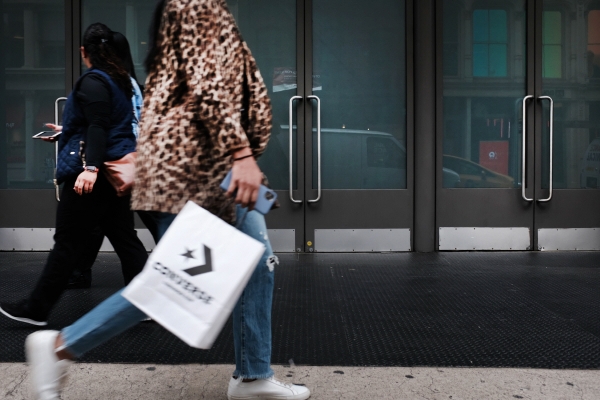 ▲뉴욕 맨해튼의 쇼핑 거리를 걷는 사람들의 모습. 뉴욕/게티이미지 AFP연합뉴스.