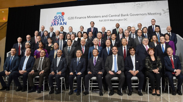 ▲17일(현지시간) 미국 워싱턴DC 국제통화기금(IMF)에서 열린 G20재무장관·중앙은행 총재 회의에 참석한 각국 대표들이 기념촬영을 하고 있다. (사진제공=기획재정부)