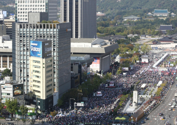 ▲19일 오후 서울 광화문광장에서 자유한국당 '국정대전환 촉구 국민보고대회'가 열리고 있다.  (연합뉴스)