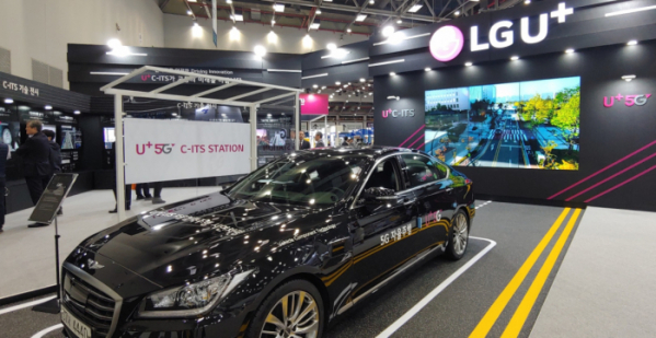 ▲DIFA 2019 LG유플러스 전시장에서 지난 10일 5G 자율협력주행에 성공한 차량을 선보이는 모습 (사진제공=LG유플러스)
