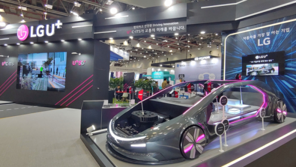 ▲DIFA 2019 LG유플러스 전시장에서 지난 10일 5G 자율협력주행에 성공한 차량을 선보이는 모습 (사진제공=LG유플러스)