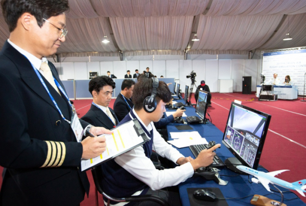 ▲2019 대한항공 플라이트 시뮬레이션 콘테스트에서 참가자들이 시뮬레이터를 조종하고 있는 모습.  (사진제공=대한항공)