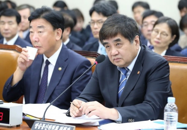 ▲한상혁 방통위원장이 의원들의 질의를 듣고 있다. 연합뉴스
