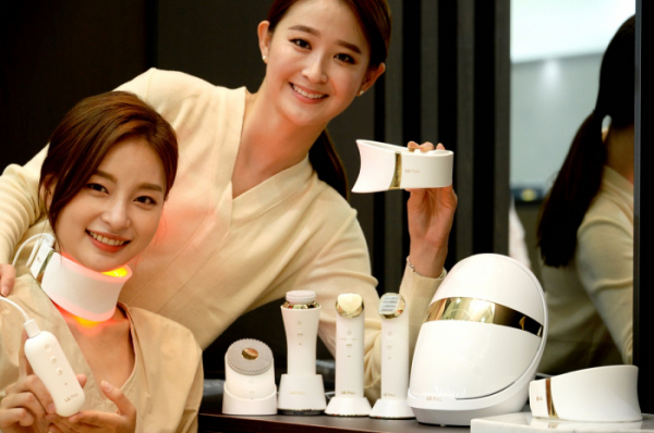 ▲여성 모델들이 목 부위 피부 관리기기인 'LG 프라엘 더마 LED 넥케어' 제품을 소개하고 있다.  (사진제공=LG전자)