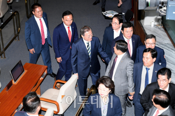 ▲한국당 의원들과 인사하는 문재인 대통령. (이투데이 DB )