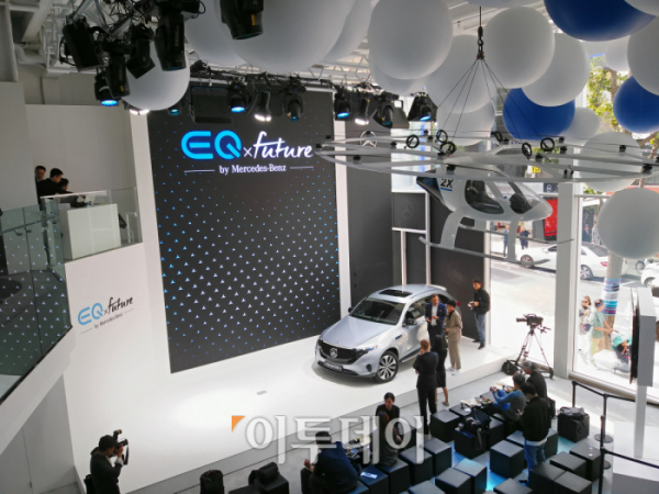 ▲메르세데스-벤츠 코리아가 22일 서울 강남에 미래 모빌리티 비전을 제시하는 ‘EQ Future’ 전시관을 열고 첫 순수전기차 EQC를 공식 출시했다.  (유창욱 기자 woogi@)