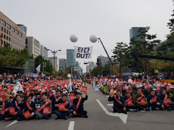▲지난해 10월 23일 서울 국회의사당 앞에서 열린 ‘타다 OUT! 상생과 혁신을 위한 택시대동제’에 참석한 택시운전사들이 타다 규탄 구호를 외치고 있다.  (조성준 기자 tiatio@)