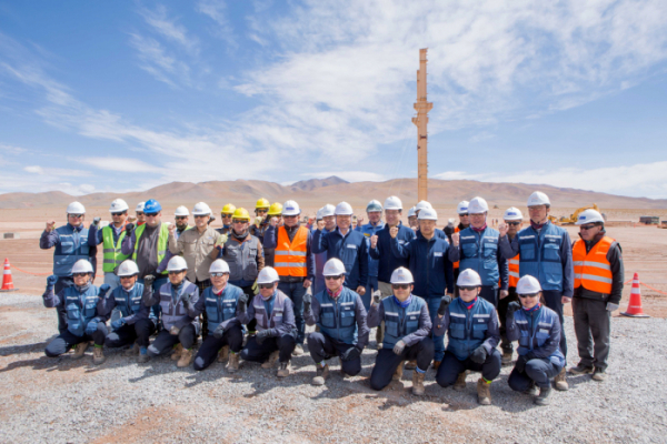 ▲포스코 최정우 회장이 19일 아르헨티나 리튬 추출 데모플랜트 건설현장을 방문해 직원들을 격려했다.  (사진제공=포스코)