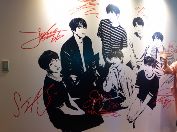 ▲방탄소년단 팝업스토어 'HOUSE OF BTS' 벽면에 그려진 멤버들의 모습. (이재영 기자 ljy0403@)