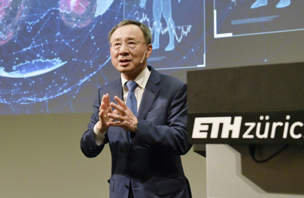 ▲KT 황창규 회장이 22일(현지시간) 스위스 취리히에 위치한 취리히 연방공대(ETH Zurich)에서 ‘5G, 번영을 위한 혁신(5G, Innovation for Prosperity)’을 주제로 특별강연을 하고 있다.  (사진제공=KT)