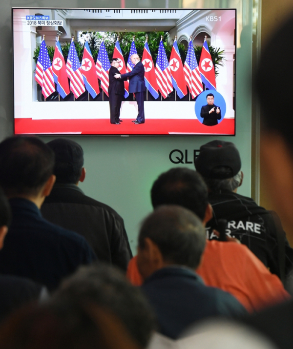 ▲사상 처음으로 열렸던 북미정상회담에서 도널드 트럼프 미국 대통령과 김정은 북한 국무위원장이 악수를 나누는 모습. (이투데이DB)