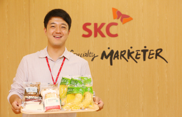 ▲SKC 직원이 SKC 친환경 생분해 필름을 포장재로 사용한 스타벅스 제품을 소개하고 있다. (사진제공=SKC)