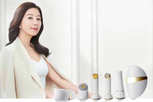 ▲LG 프라엘 광고 모델 김희애가 LG 프라엘 6종 제품과 함께 포즈를 취하고 있다.  (사진제공=LG전자)