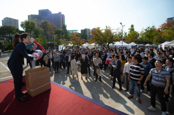 ▲창립 69주년을 하루 앞두고 태광그룹이 24일 사회공헌 활동 축제 '큰 빛 한마당'에서 계열사 대표이사들의 기부 물품 경매 행사를 진행하고 있다. 기부 물품 경매를 통해 얻어진 수익금은 그룹홈 등에 전달됐다. (사진제공=태광그룹)