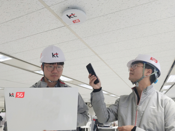 ▲KT 네트워크부문 직원들이 대구 KT 효목사옥 내 5G 스몰셀(Small Cell) 솔루션 RDS(Radio Dot System)를 설치한 후 품질을 점검하고 있다. (사진제공=KT)
