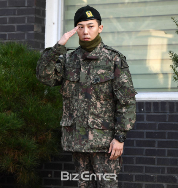 ▲지드래곤이 26일 경기도 용인시 지상작전사령부에서 전역식을 갖고 팬들을 만났다.(비즈엔터DB)