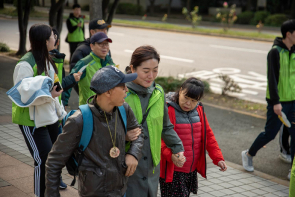 ▲코오롱사회봉사단은 지난 26일 장애인과 함께 걸으며 참가자들이 걸은 거리만큼 기부금을 적립하는 '꿈을 향한 삼남길 트레킹' 행사를 열었다. 코오롱사회봉사단원들이 복지기관 참가자들과 이야기를 나누며 삼남길을 걷고 있다.  (사진제공=코오롱)