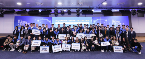 ▲한국인터넷진흥원(KISA)은 과학기술정보통신부, 한국전력공사와 함께 '2019 Energy×Security 해커톤' 대회 본선을 26일 개최했다. 참가자들이 단체 사진을 촬영하고 있다. (한국인터넷진흥원 제공)