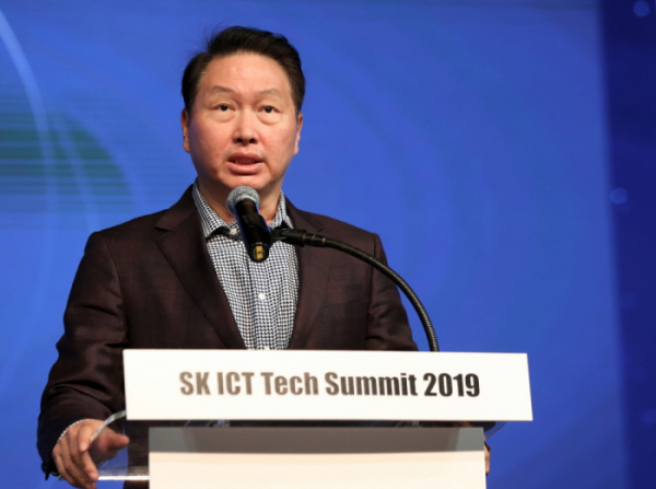 ▲최태원 SK 회장이 28일 서울 광진구 워커힐 호텔에서 열린 ‘SK ICT Tech Summit 2019 (SK ICT 테크 서밋 2019)’ 개막식에서 개회사를 하고 있다.  (사진제공=SK텔레콤)