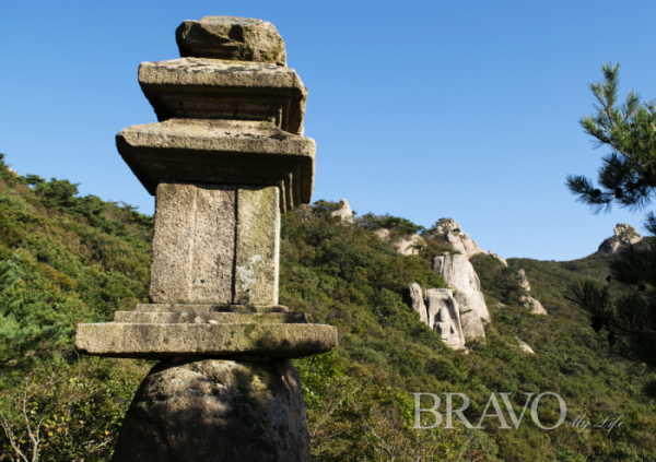 ▲삼층석탑에서 본 마애여래좌상 모습.(서동환 동년기자)