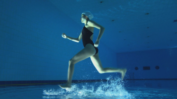 ▲'영재발굴단' 물속를 걷는 소녀(사진제공=SBS)