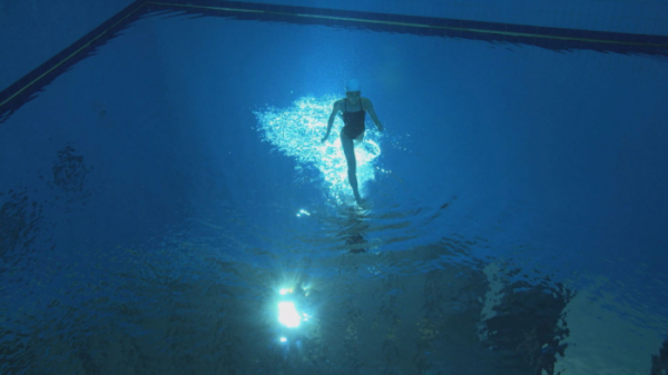 ▲'영재발굴단' 물속를 걷는 소녀(사진제공=SBS)