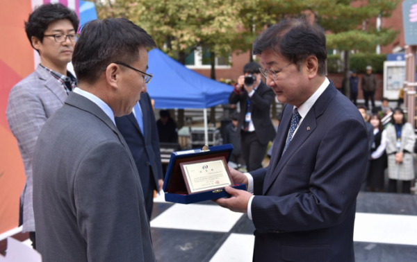 ▲SK바이오사이언스 이상균 L하우스 공장장(왼쪽)이 29일 ‘안동종합사회복지관 25주년 기념식’에서 권영세 안동시장으로부터 상패를 받고 있다. (사진제공=SK바이오사이언스)