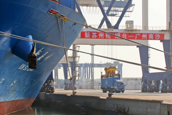 ▲지난 17일 중국 산둥성 옌타이 항구에서 크레인이 트럭을 들어올리고 있다. 로이터/연합뉴스. 

