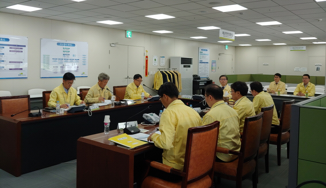 ▲한국토지주택공사(LH)는 31일 국토교통부, 전북 김제시, 김제소방서 등과 김제 LH 검산 3단지에서 ‘2019년 재난대응 안전한국훈련’을 했다.(사진 제공=LH)