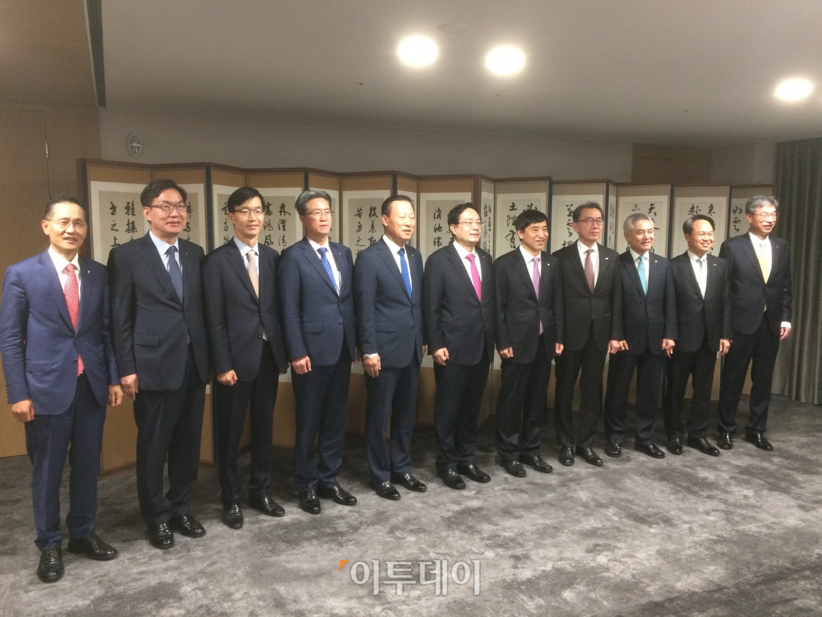 ▲시중은행장들이 이주열(오른쪽에서 다섯번째) 한국은행 총재 면전에서 저금리에 대한 우려를 표명했다. 앞서 이 총재도 추가 인하에 대해서는 신중론을 폈다.  사진은 1일 서울 중구 태평로 한은 본점에서 개최한 금융협의회에 앞서 이 총재와 시중은행장들이 기념촬영을 하는 모습.