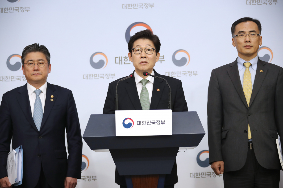 ▲조명래 환경부 장관이 1일 정부서울청사에서 관계부처와 합동으로 제3차 미세먼지 특별대책위원회를 마친 뒤 미세먼지 관리 종합계획·미세먼지 고농도 시기(2019년 12월∼2020년 3월) 대응 특별대책을 발표하고 있다. (연합뉴스)